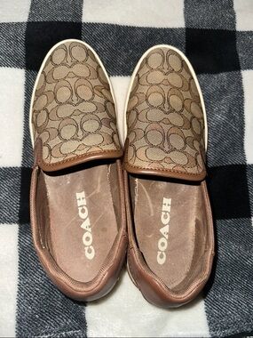 Coach Wells Sig Slip On Khaki/Saddle Size 10 in Women and Size 8 in Men.